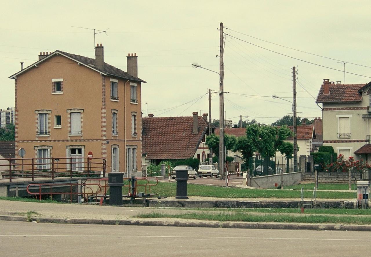 la rue J.J.Rousseau vue depuis l'écluse