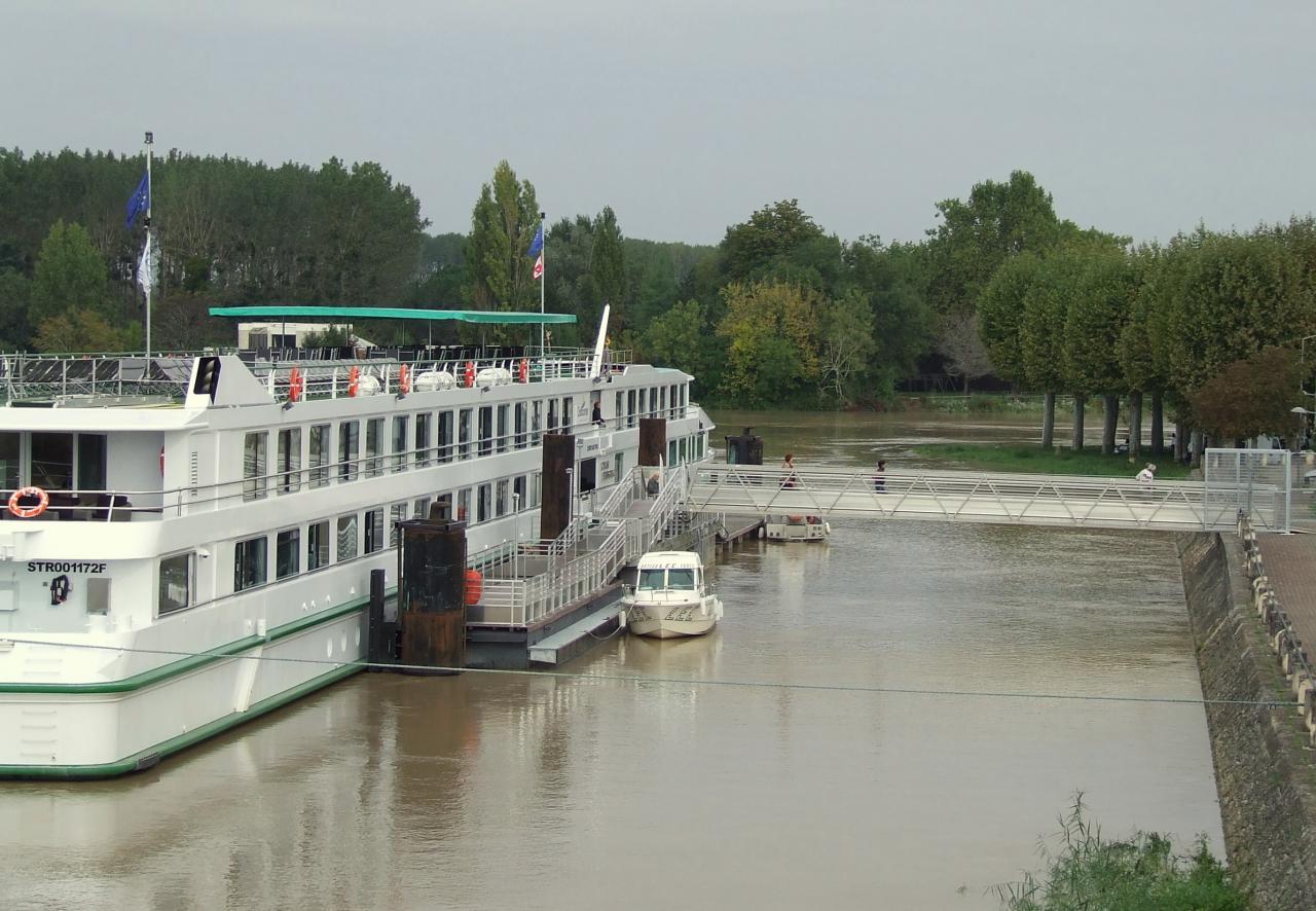 le ponton sur la Dordogne, coté Libourne