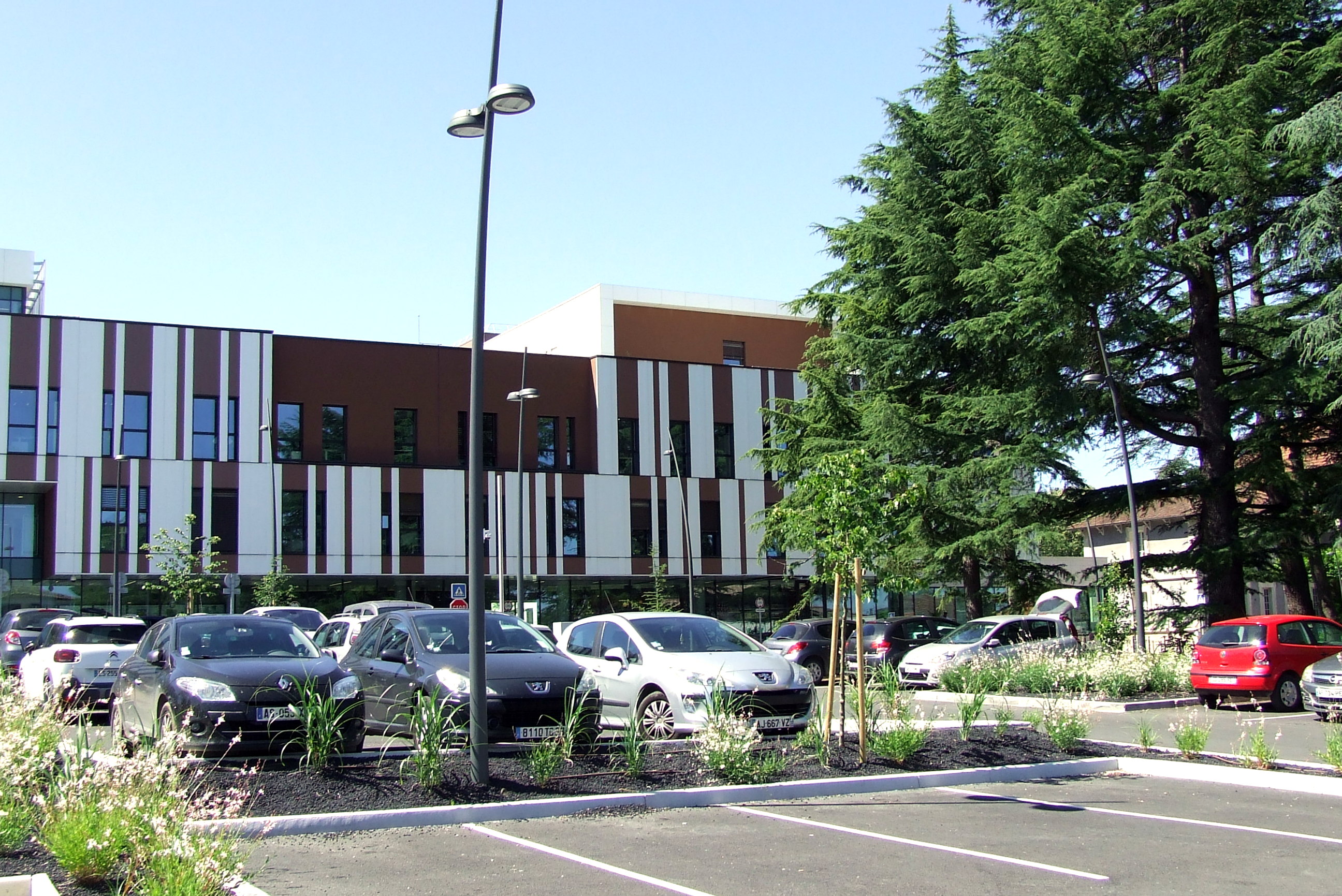 L'entrée du nouvel hôpital et un parking