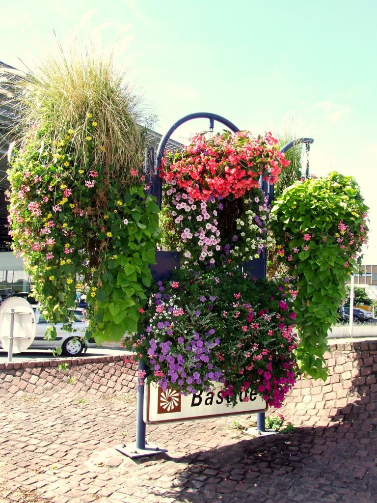 carrefour à l'entrée de la bastide