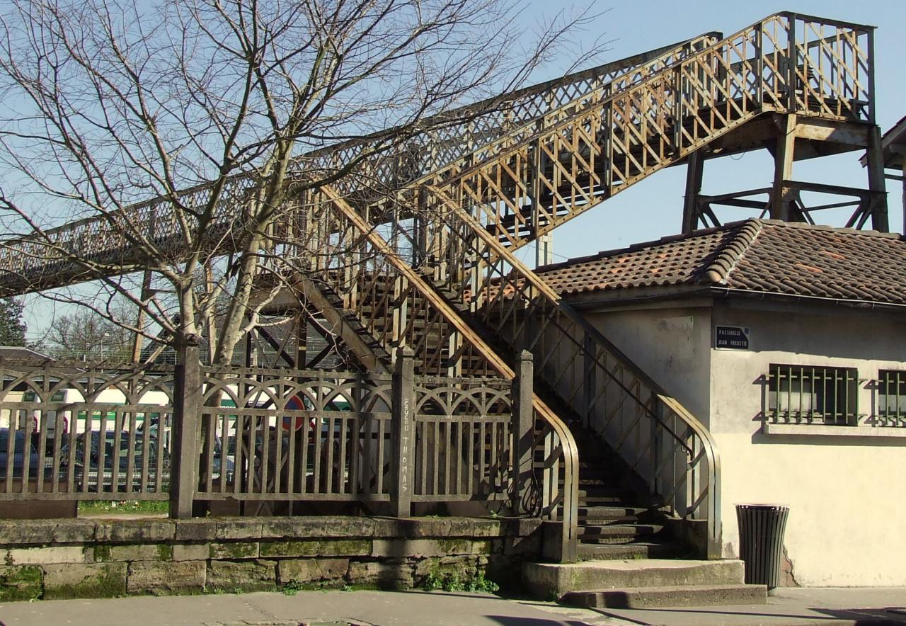 la passerelle au dessus de la voie du chemin de fer