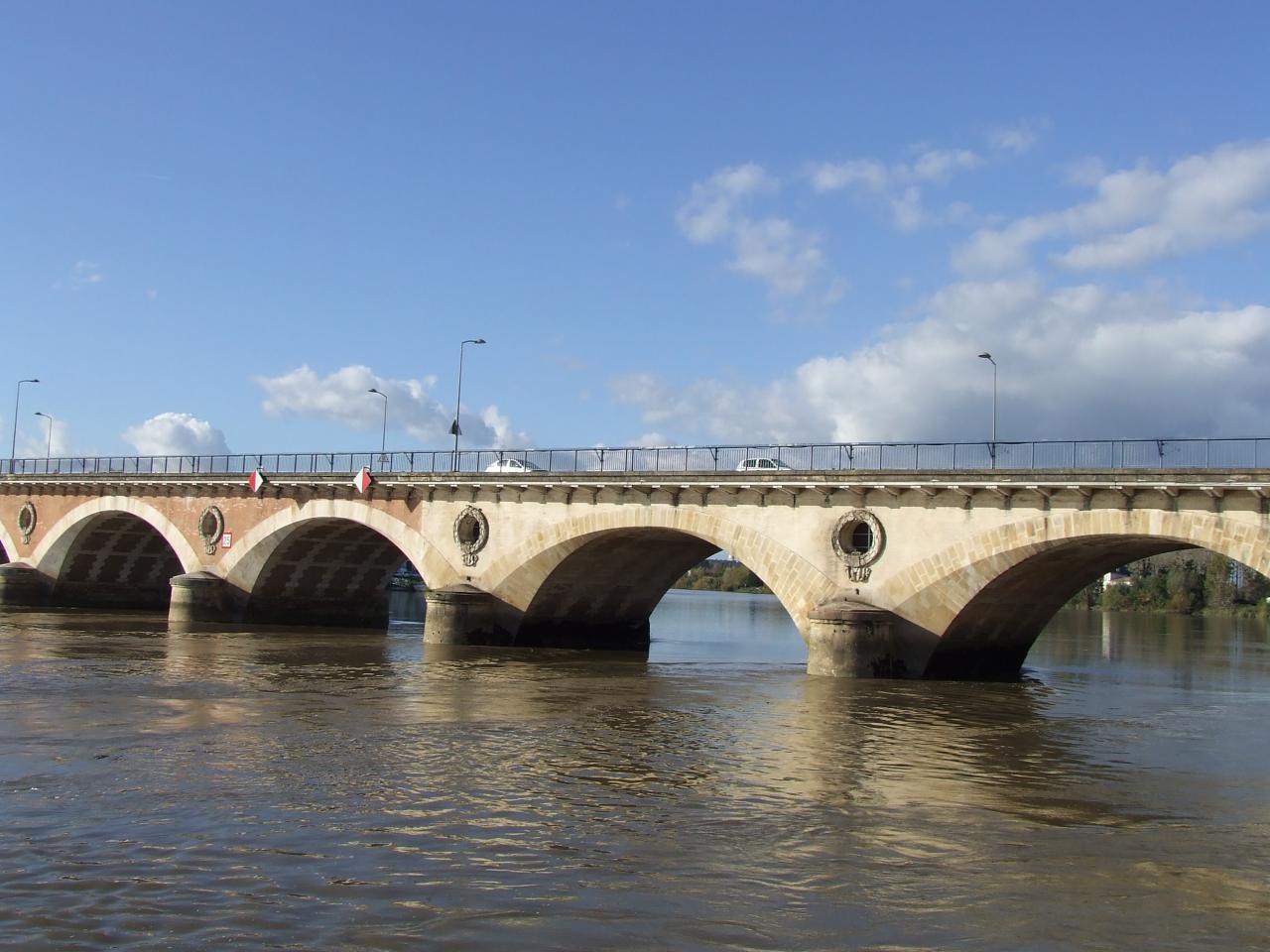 le pont sur la Dordogne, le pont de pierre