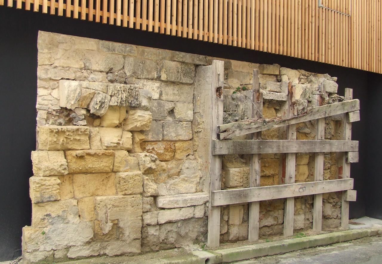 les anciens remparts sous un bâtiment