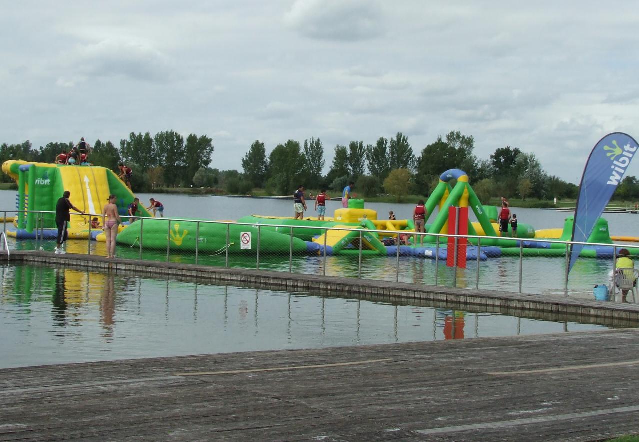 le lac des Dagueys, structure gonflable