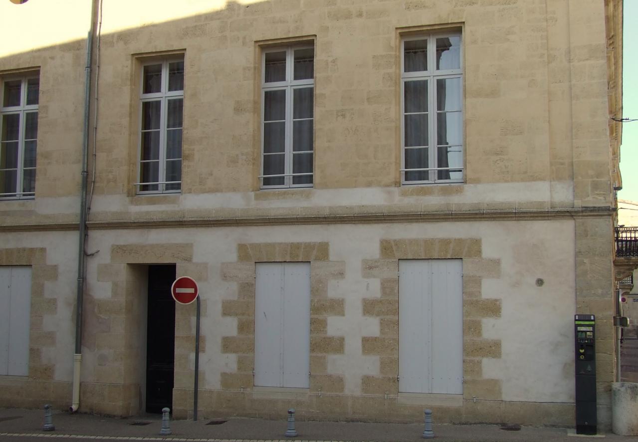 un bâtiment en pierre de taille.