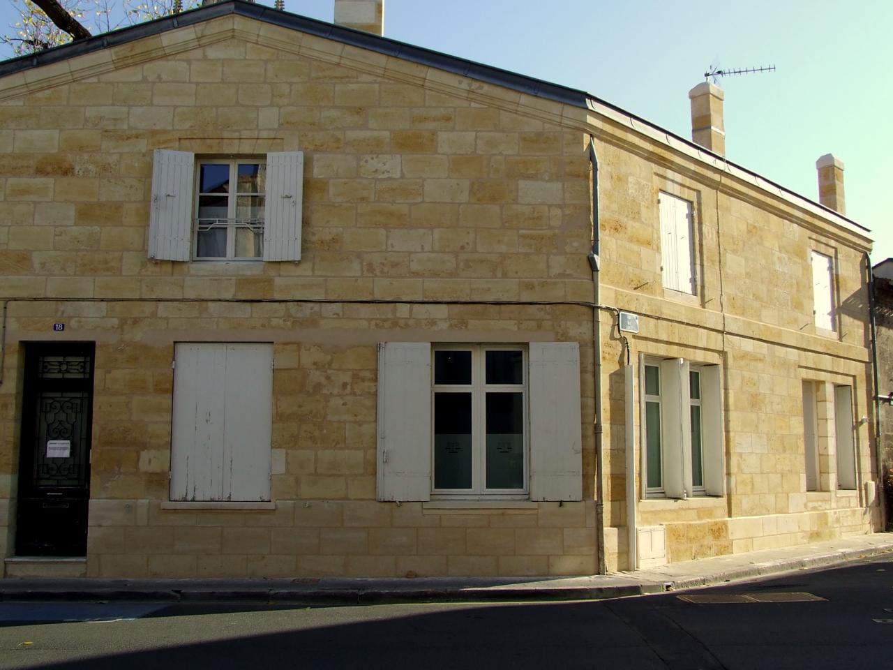 bâtiment tout en pierre de taille