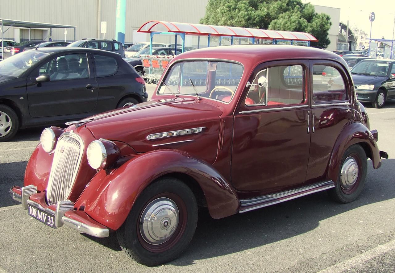 une voiture Simca 1950